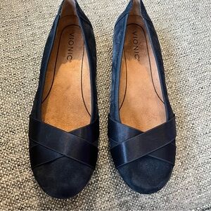 Vionic Maria Navy Suede Ballet Flats - Crossover
Design Size 7.5 wide